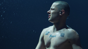 Pogány Induló nem bír leállni, és pont ettől annyira jó ez a róla szóló új sorozat