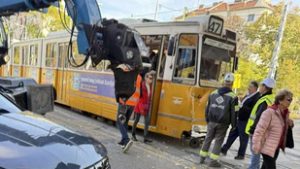Munkagéppel ütközött egy villamos, a vészfékezés sem segített