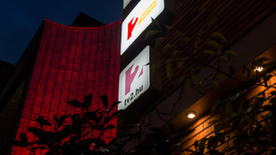 Itt a nagy bejelentés, ez a legendás műsorvezető tér vissza a TV2-höz