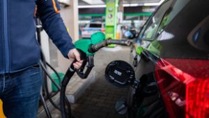 Elképesztő árzuhanás jön a magyar benzinkutakon