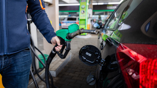 Elképesztő árzuhanás jön a magyar benzinkutakon