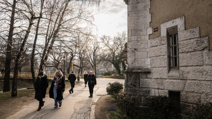 Viharos széllökésekkel és záporesővel indul a hét
