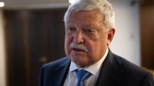 Csányi Sándor kisírt szemekkel nyilatkozott, két kérdés után otthagyta az újságírókat
