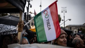 Csak ment, korteskedett némán – előválasztásos Tisza-abszurd