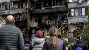 Ezrek menekülnek Ukrajnában, drónokkal vadászik a civilekre az orosz hadsereg
