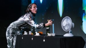 A lány, aki csészékkel beszélget, és teáskannát sétáltat