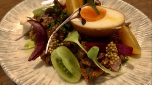 A Pesti Broadway bárjában újragondolták a magyar konyhák szentségét, a paprikás krumplit