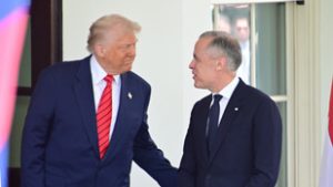 Személyesen kértek bocsánatot Donald Trumptól, de ez sem hatotta meg az amerikai elnököt