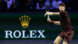 Egy óra alatt lemosta a címvédőt Párizsban, újabb döntőbe jutott Jannik Sinner