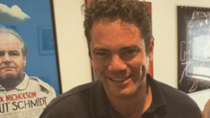 Magyar rendező készít filmet Roger Moore fiával a valódi James Bondról