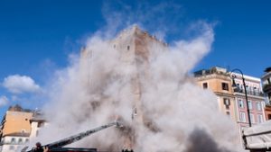 Részben összeomlott egy 13. századi torony Rómában, több munkás a romok alatt rekedt