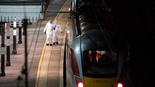 Nyolc ember szenvedett életveszélyes sérüléseket az Angliában történt vonatos késelésben