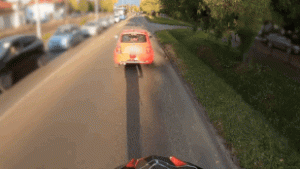 Kétszer büntetőfékezett, áthajtott a piroson, majd ledudálta a rollerest