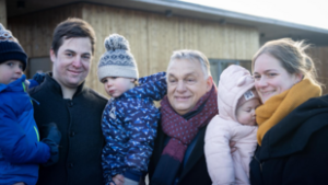 Orbán Viktor emlékeztetett, érkezik a háromgyermekes édesanyák első szja-mentes fizetése