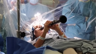 Az orvosok is csodájára járnak a nőnek, aki műtétje közben klarinétozott