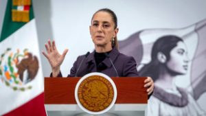 A nyílt utcán próbálta meg átölelni és megcsókolni a mexikói elnököt egy férfi