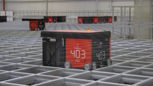 240 robot pakolja össze a rendeléseket a Kifli.hu új okosraktárában