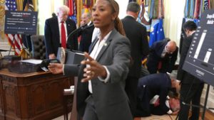 Elájult egy gyógyszeripari vezető az Ovális Irodában Donald Trump bejelentése közben