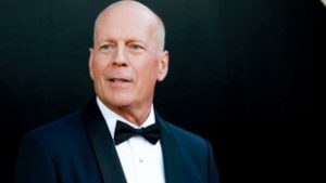 A súlyos beteg Bruce Willis gondozója kezét szorítva sétált a szabadban