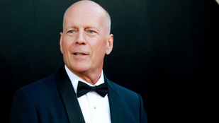 A súlyos beteg Bruce Willis gondozója kezét szorítva sétált a szabadban