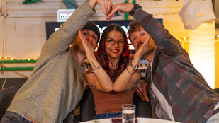 Márkó és Barna Síkideg Bányai Judittal - Bajszátültetés