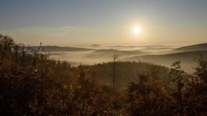 Kettészakad az ország, nyugaton már kisüt a nap, keleten záporok rondítják a vasárnapot