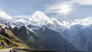 Helikopterrel kellett kimenteni két hegymászót Ausztriában