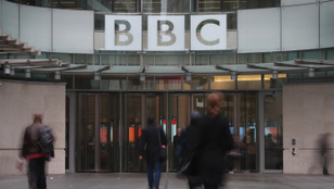Áll a bál a brit közmédiában: lemondott a BBC és a BBC News vezérigazgatója