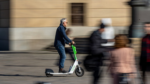 Eddig senki nem szabályozta, most mindenki beleszólhat – a 10 millió rollerszakértő országa lehetünk
