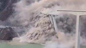 Hátborzongató videón, ahogy összeomlik egy hatalmas híd Kínában