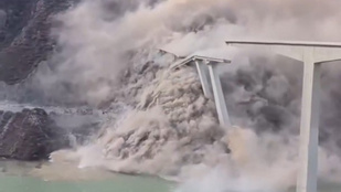 Hátborzongató videón, ahogy összeomlik egy hatalmas híd Kínában