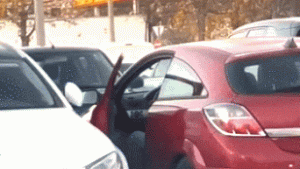 Durva bosszút rögzített a kamera, kulccsal karcolta végig a Mercedest az autós, akihez túl közel parkoltak