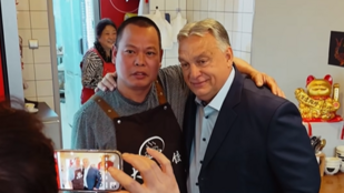 Orbán Viktor olyan csípős, csont nélküli csirkelábat evett, „mint az állat”, majd meghosszabbította a kamatstopot