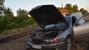 Igazoltatni akarták a rendőrök, a síneken végződött az autós üldözés