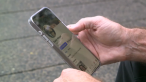 Tizenöt éve átkozzák a nők a fitneszedzőt, akinek ellopták az arcát