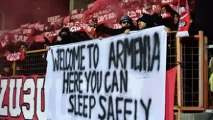 Üzentek a magyaroknak az örmény szurkolók, molinón emlékeztettek a baltás gyilkosságra