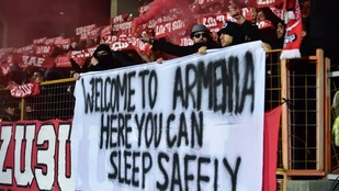 Üzentek a magyaroknak az örmény szurkolók, molinón emlékeztettek a baltás gyilkosságra