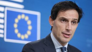 Az EU világmegmentőt játszik, miközben a jövőjét veszíti el