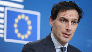 Az EU világmegmentőt játszik, miközben a jövőjét veszíti el