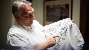 „Az ország kedvenc jegyzete” –  Már rendelni lehet az Orbán Viktor firkálását ábrázoló pulóvereket