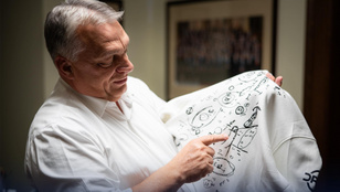 „Az ország kedvenc jegyzete” –  Már rendelni lehet az Orbán Viktor firkálását ábrázoló pulóvereket