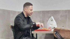 Hadházy Ákos szerint egy siófoki étteremben fotózták le a házi őrizetben lévő Schadl Györgyöt