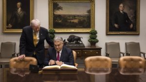 Nem akarjuk tudni, hogy Orbán Viktor játékpisztolyt vagy igazi maroklőfegyvert kapott Trumptól