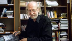 A csipás és húgyszagú Krasznahorkai László lepkékre vadászik