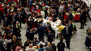 Ezerháromszáz szegénnyel ebédelt XIV. Leó a vatikáni audienciateremben