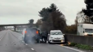 Négy férfi összetört, majd kifosztott egy kisautót az autópályán