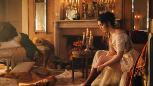 Ennél több vetkőzés el sem férne ebben az új 18+-os sorozatban