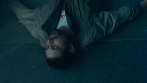 Beton.Hofit megverték egy tüntetésen, majd felébredve rágyújtott egy cigire Tarr Bélával