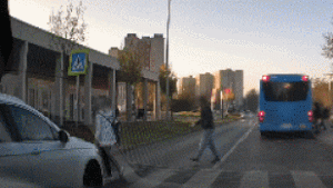 Nem garantálja a biztonságot a zebra: centiken múlt a baleset Budapest utcáin