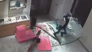 Vádat emeltek a két külföldi ellen, akik kocsival törtek be a Louis Vuitton budapesti üzletébe